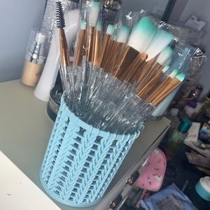 ❣️NEW❣️20pc Transparent Brush Set & Holder